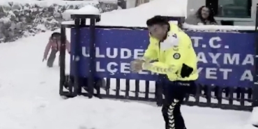 Şırnak'ta Polisler ve Çocuklar Kartopu Savaşında Buluştu