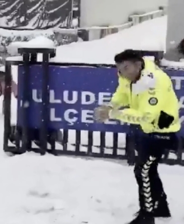 Şırnak'ta Polisler ve Çocuklar Kartopu Savaşında Buluştu