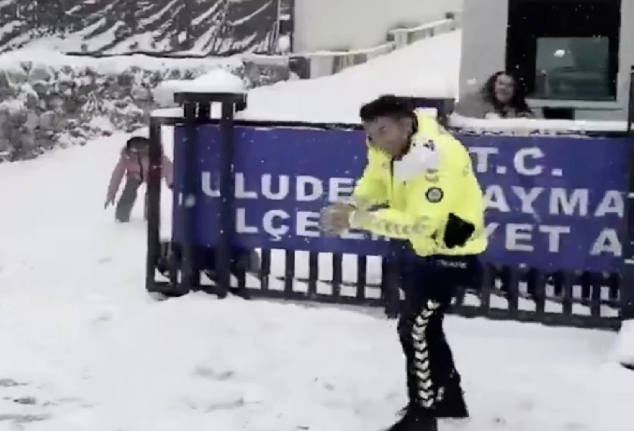 Şırnak'ta Polisler ve Çocuklar Kartopu Savaşında Buluştu