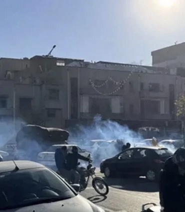 İran'da Ekonomik Çöküş İsyanı Ölü Sayısı Artıyor, Rejim Sembolleri Hedefte