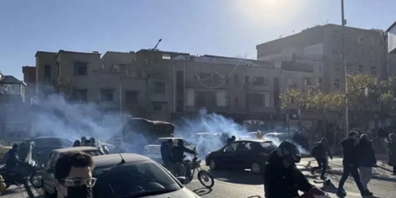 İran'da Ekonomik Çöküş İsyanı Ölü Sayısı Artıyor, Rejim Sembolleri Hedefte