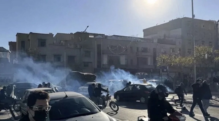 İran'da Ekonomik Çöküş İsyanı Ölü Sayısı Artıyor, Rejim Sembolleri Hedefte