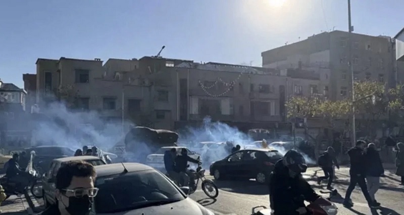 İran'da Ekonomik Çöküş İsyanı Ölü Sayısı Artıyor, Rejim Sembolleri Hedefte