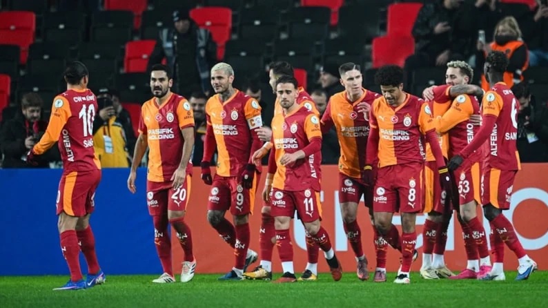 galatasaray ziraat türkiye kupasında trabzonspor'u 4-1 yenerek finale çıktı